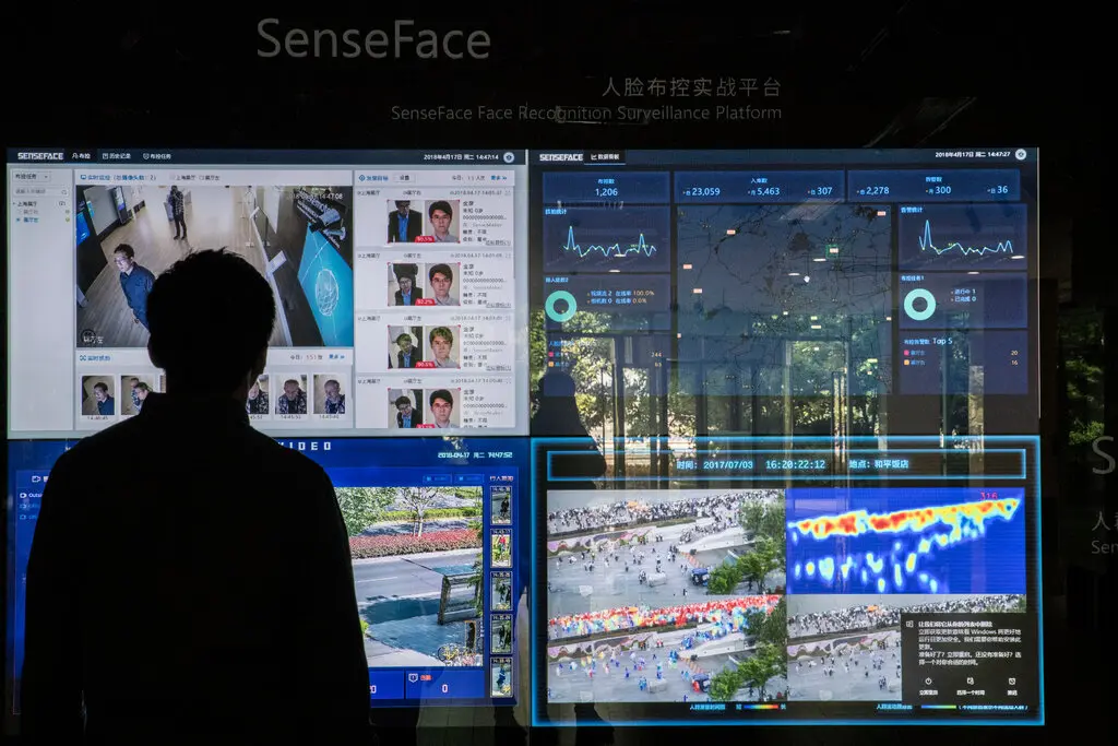 SenseTime giới thiệu phần mềm nhận dạng khuôn mặt tại phòng trưng bày ở Thượng Hải vào năm 2018. Ảnh: Gilles Sabrié / The New York Times