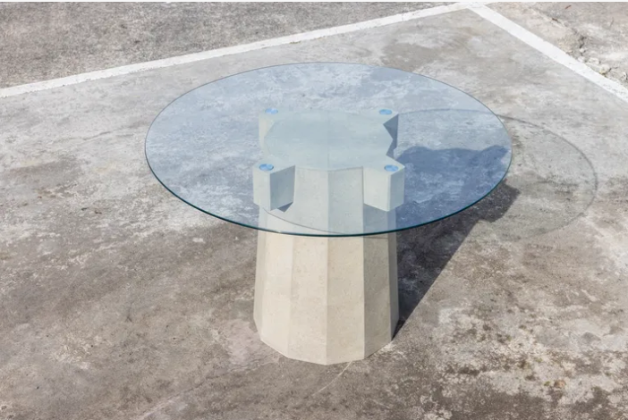Trụ chiếc bàn được làm từ Scalite. Ảnh: Scale.