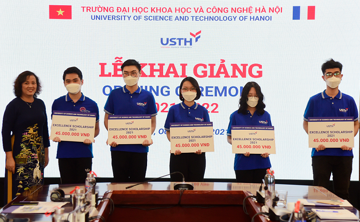 PGS.TS. Đinh Thị Mai Thanh, Hiệu trưởng USTH trao học bổng cho sinh viên năm học 2021-2022