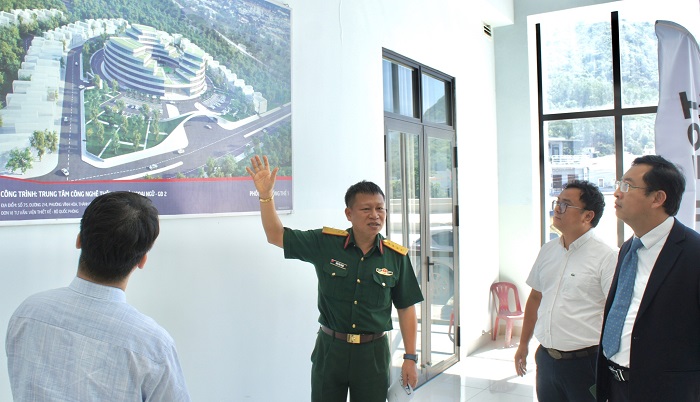 Đại tá Trần Văn Thuận giới thiệu về những công trình hạ tầng trong Công viên Phần mềm Quân đội | Ảnh: Techfest Vietnam