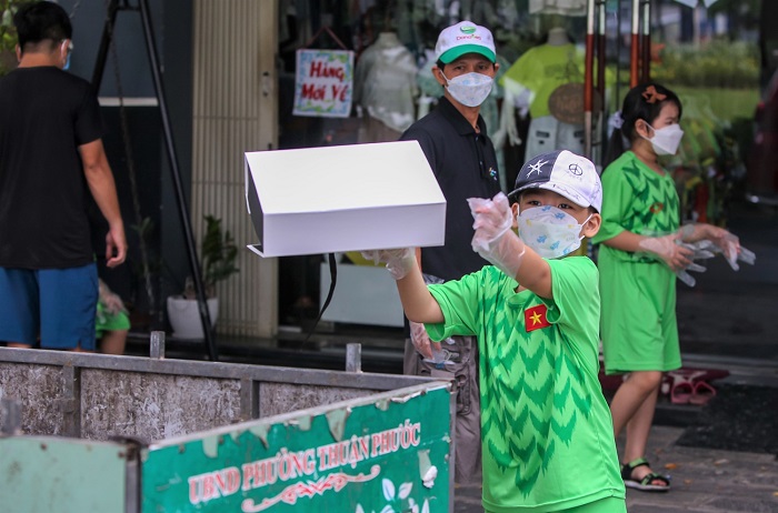 Một nhóm trẻ em tham gia mô hình thu gom, phân loại rác vào dịp cuối tuần ở Đà Nẵng | Ảnh: Toquoc