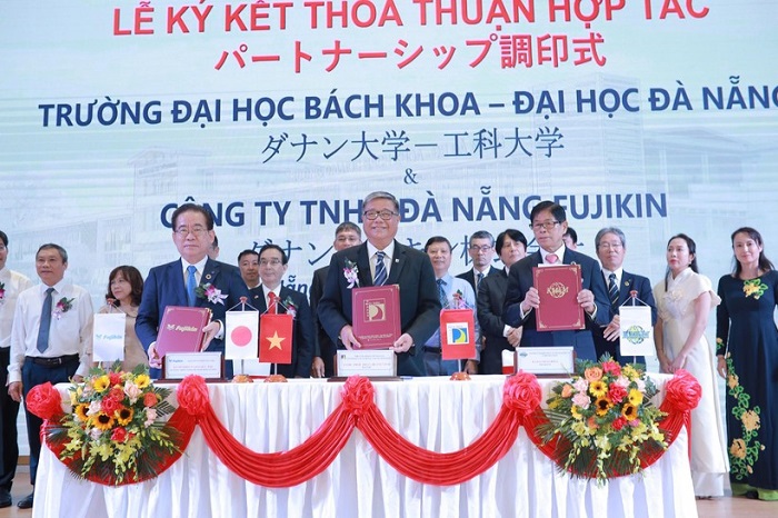 Lễ ký kết thỏa thuận hợp tác giữa Trường đại học bách khoa, ĐH Đà Nẵng và công ty Fujikin Đà Nắng | Ảnh: Nhandan