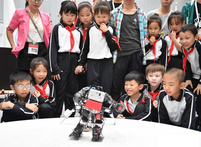 Trẻ em xem Robot đấu kiếm tại Cuộc thi Robot và Trí tuệ Nhân tạo Quốc gia (NRAIC) lần thứ 20 tại huyện Thuận Đức của Phật Sơn, tỉnh Quảng Đông năm 2018. Ảnh: Xinhua