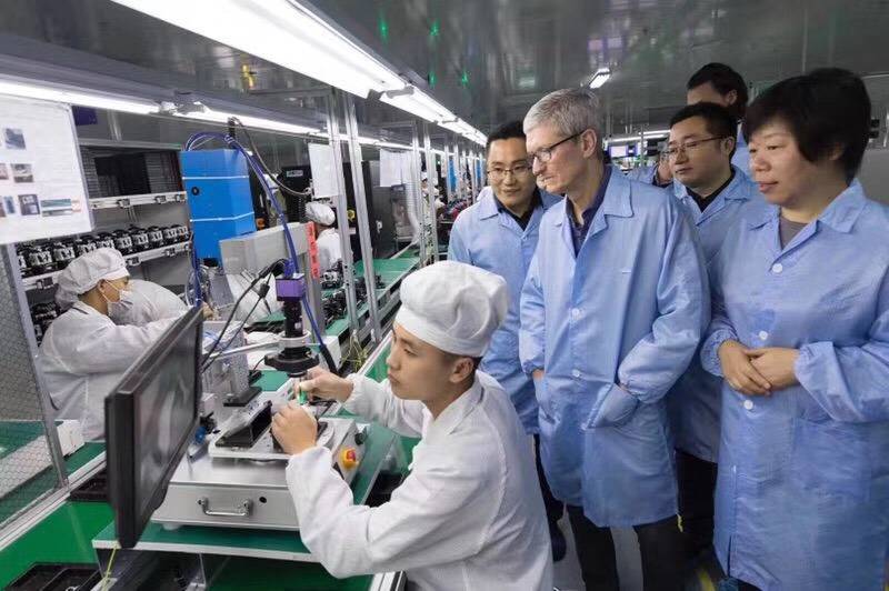 Giám đốc điều hành của Apple, Tim Cook, đến thăm dây chuyền sản xuất
