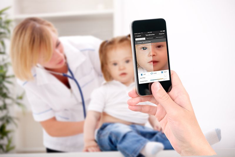Bác sĩ sử dụng ứng dụng Face2gene để xác định chứng bệnh của một bé gái.