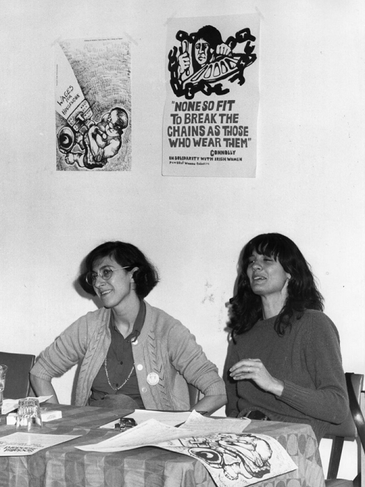Silvia Federici (trái) trong một hoạt động của phòng trào Wages for Housework tại London, 1975. Nguồn: Keystone/Getty Images