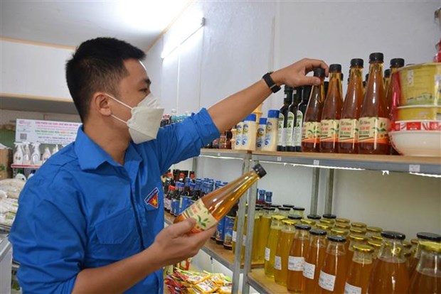 Anh Vũ Minh Ngọc giới thiệu các sản phẩm giấm mơ trà xanh từ làng cổ Bách Cốc. Nguồn: dantocmiennui.vn