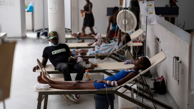 Các bệnh nhân đang điều trị bệnh tả tại Bệnh viện Trung tâm Gheskio ở Port-au-Prince, Haiti