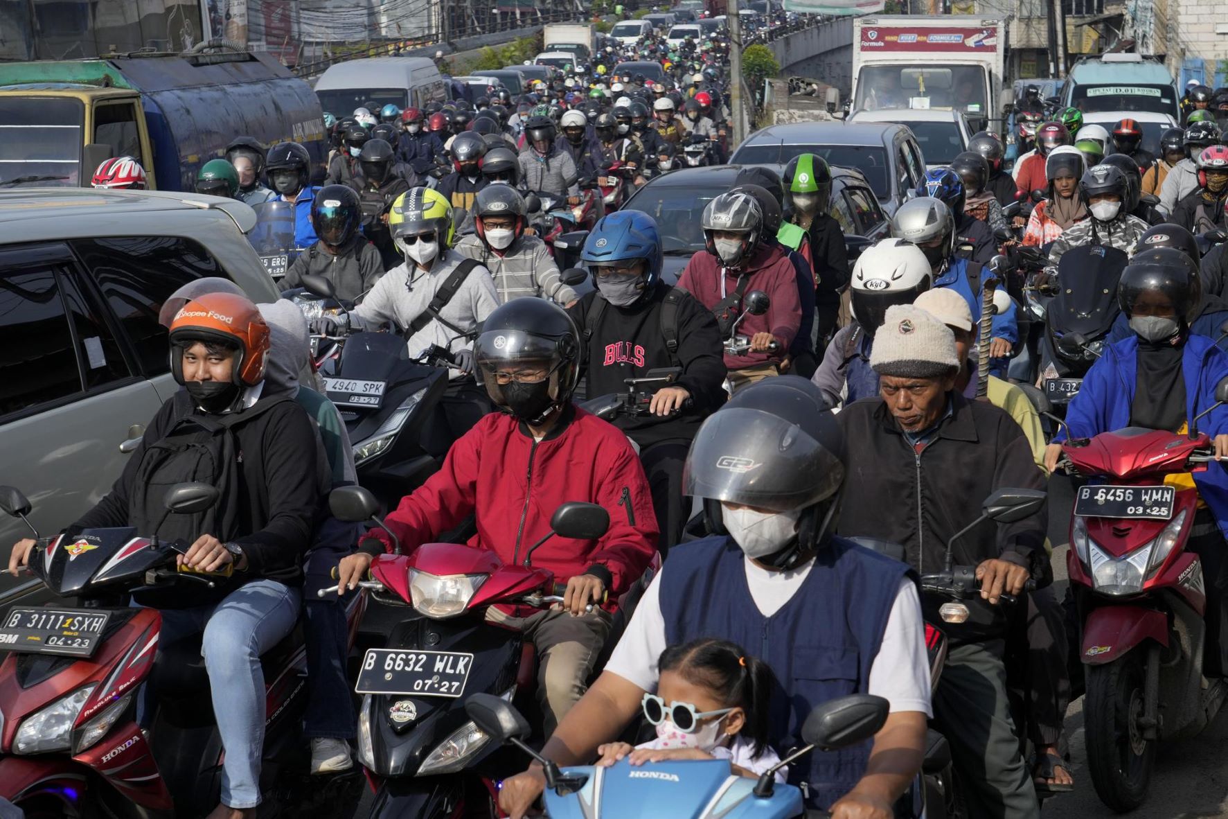 Người lái xe tắc đường vào giờ cao điểm buổi sáng ở Jakarta, Indonesia
