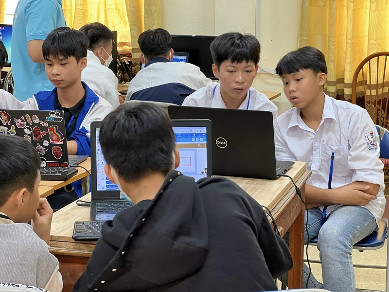 Học sinh Trường THCS Thị trấn Than Uyên (tỉnh Lai Châu) tham gia thi đấu lập trình robot ảo VEX VR trong Ngày hội STEM tỉnh Lào Cai 2022 được tổ chức ở huyện Bảo Thắng ngày 9/11/2022. Ảnh: Đỗ Hoàng Sơn