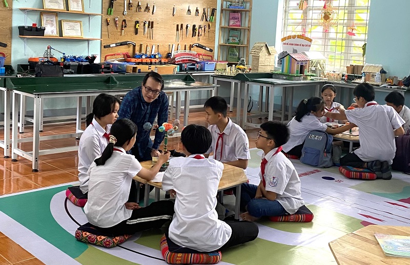TS Đặng Văn Sơn (ĐH Quốc gia Hà Nội), trưởng ban chuyên môn của Liên minh STEM, giảng bài ở CLB STEM của Trường THCS Thị trấn Than Uyên tỉnh Lai Châu ngày 29/8/2022. Ảnh: Đỗ Hoàng Sơn