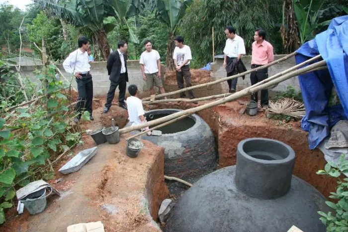 Xây dựng một hầm khí biogas bằng gạch. Ảnh: Báo Bắc Giang