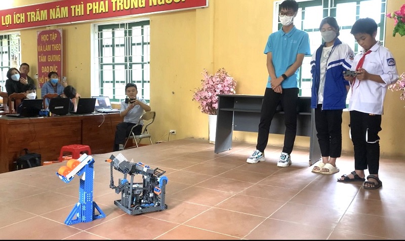 Học sinh của huyện Mù Cang Chải lần đầu sử dụng robot VEX IQ của Mỹ để học lập trình trong buổi tập huấn STEM Robotics dành cho giáo viên và học sinh ngày 30/9/2022. Ảnh: Đỗ Hoàng Sơn