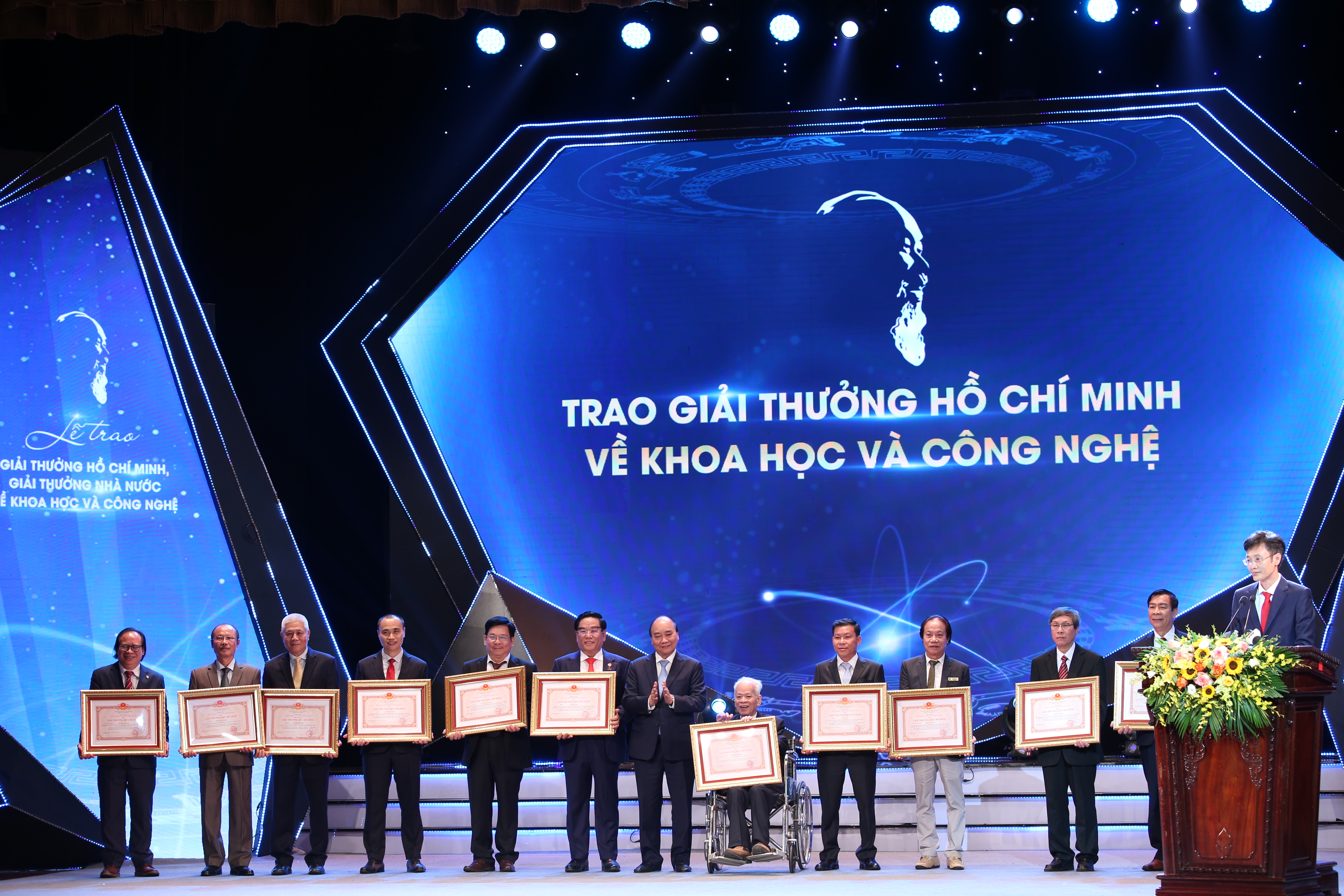 Chủ tịch nước trao giải thưởng Hồ Chí Minh cho các tác giả, đồng tác giả. Ảnh: TA