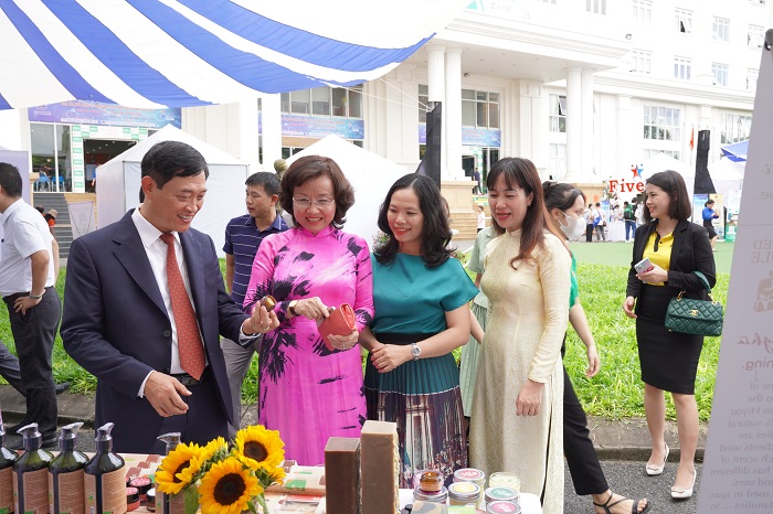 Thứ trưởngBộ KH&CN Trần Văn Tùng cùng bà Ngo Thị Kim Yến 
