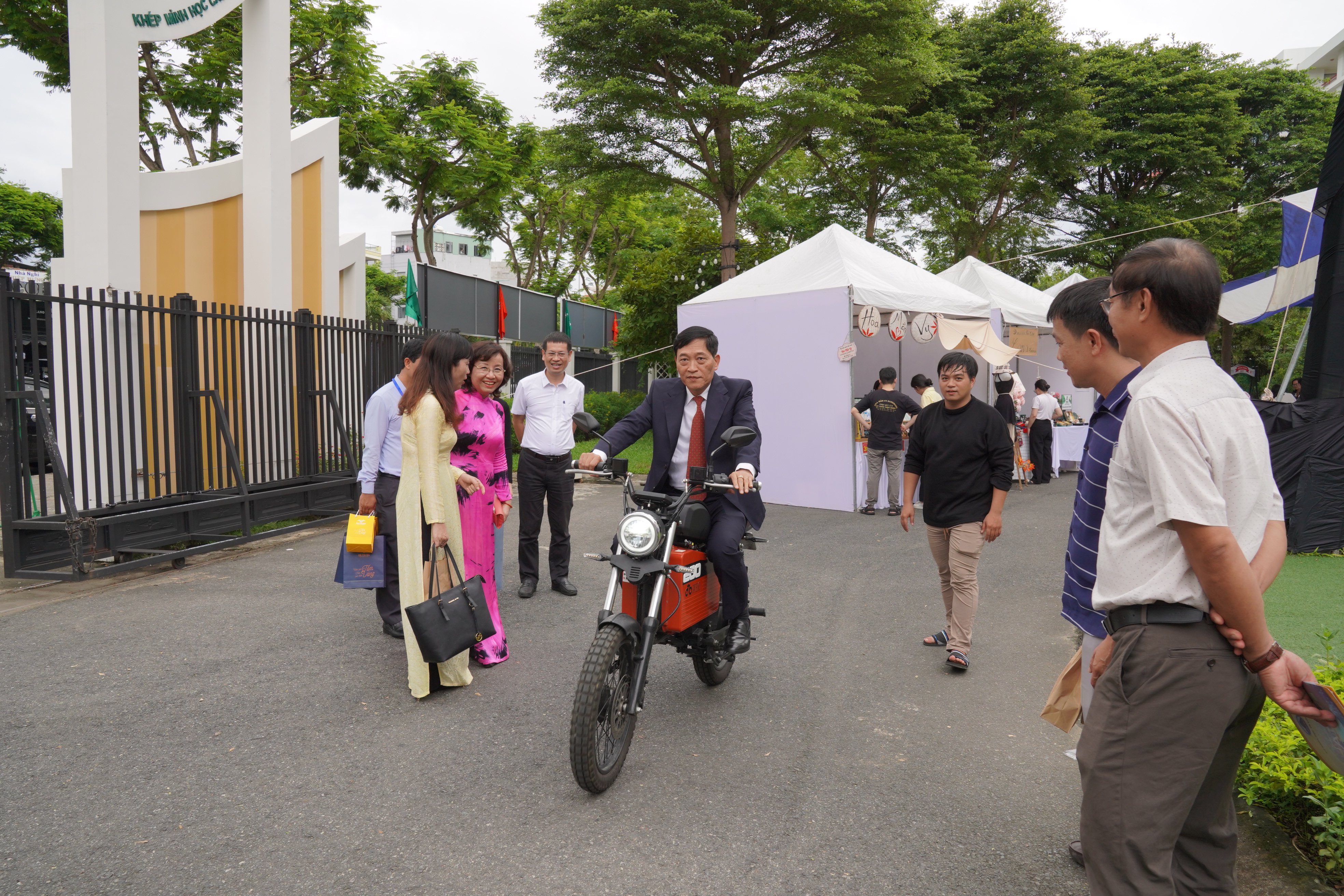 Thứ trưởng Trần Văn Tùng chạy thử xe máy điện của DatBike - một startup của Việt Nam. 