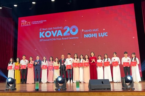 Các sinh viên vượt khó học giỏi nhận học bổng KOVA 2022