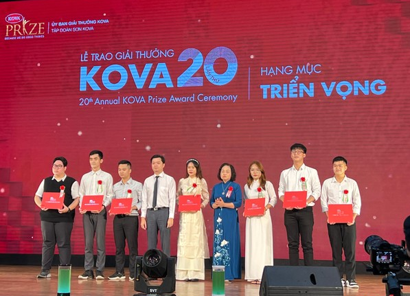 Nhóm tác giả dự án “Thiết bị hỗ trợ xe lăn Automov” được trao giải KOVA 2022 ở hạng mục Triển vọng