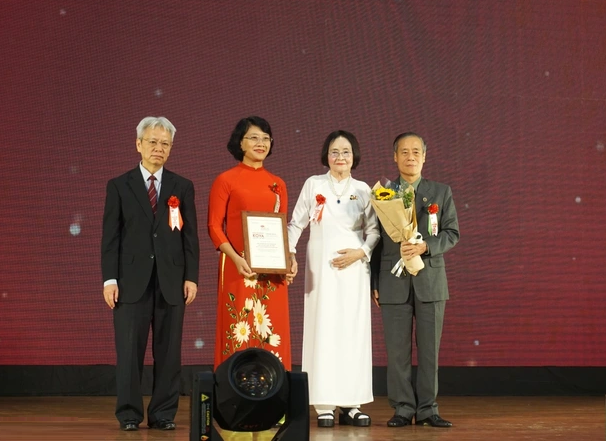 PGS.TS Đoàn Thị Thái Yên (áo đỏ) cùng kỹ sư Nguyễn Quang Dũng (phải) được trao giải KOVA 2022 cho nghiên cứu thiết bị đèn tảo lọc không khí trong nhà