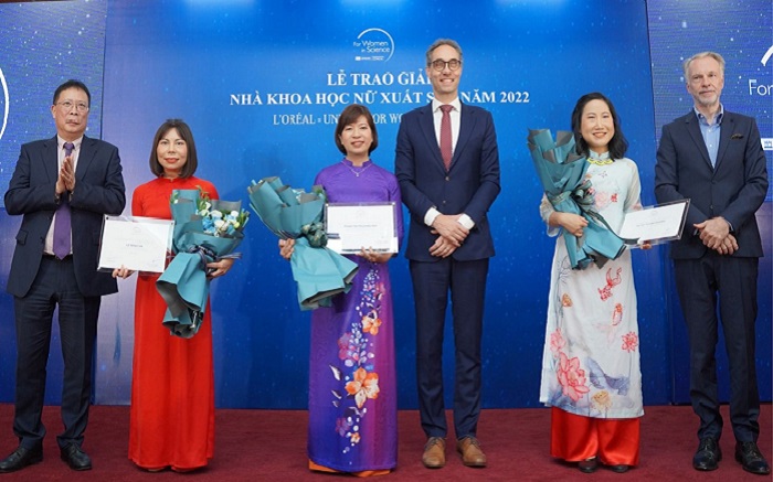 Ba nhà khoa học nữ được vinh danh trong lễ trao giải thưởng L’Oréal – UNESCO năm 2022. Từ trái qua, PGS.TS Lê Minh Hà, PGS.TS Phan Thị Phương Nhi và TS Hà Thị Thanh Hương.| Ảnh: TN