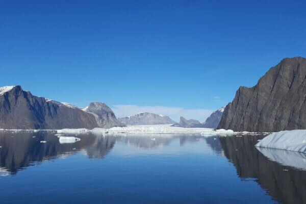 Sông băng tan chảy bên bờ Greenland