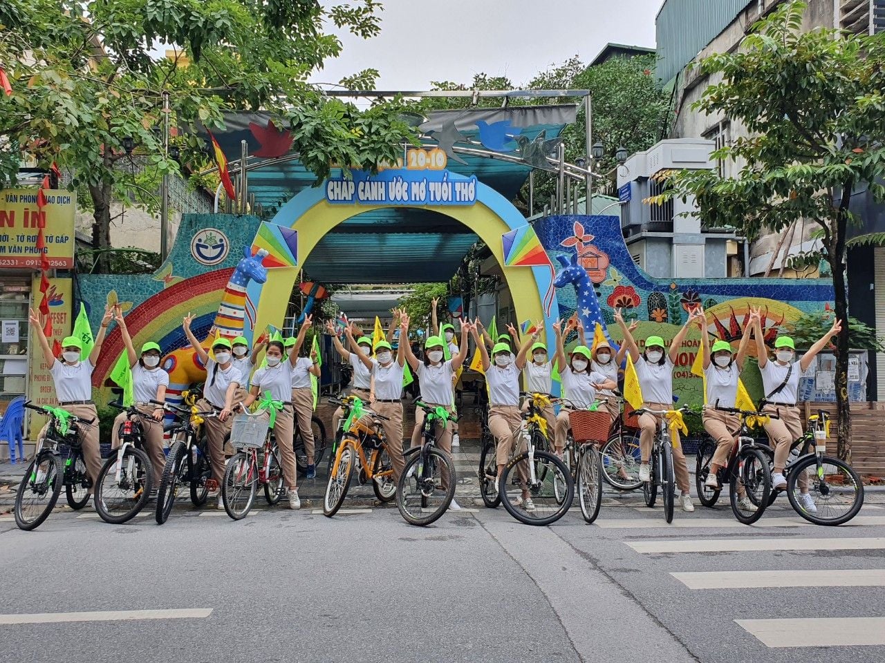 Giáo viên trường Mầm non CLC 20/10 (quận Hoàn Kiếm) đạp xe vì môi trường năm 2021. Nguồn ảnh: Mầm non CLC 20/10