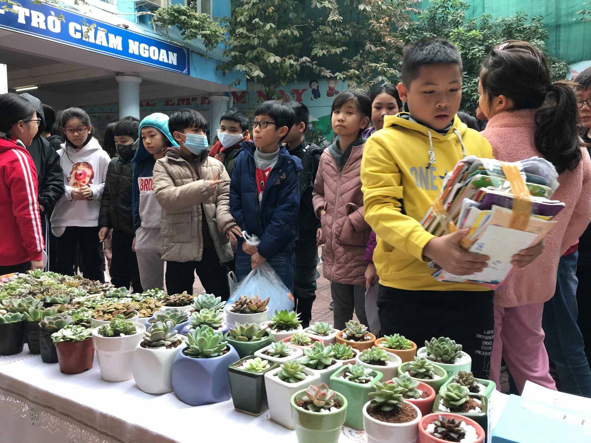 Chương trình đổi rác lấy cây của học sinh trường Nguyễn Tri Phương. Ảnh: Live&Learn