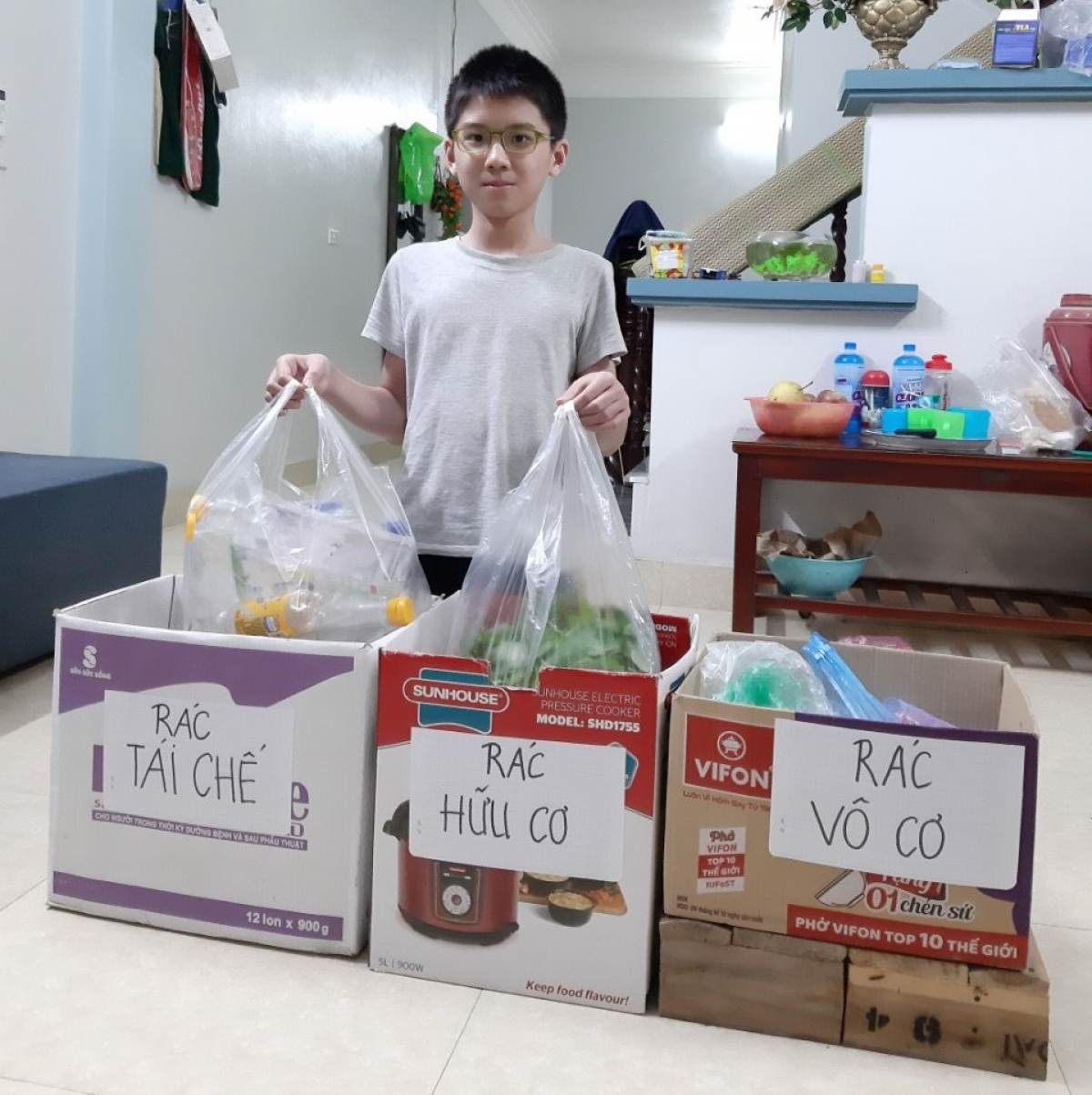 Học sinh trường THCS Nguyễn Huy Tưởng (Đông Anh) phân loại rác tại nhà. Ảnh: VOV
