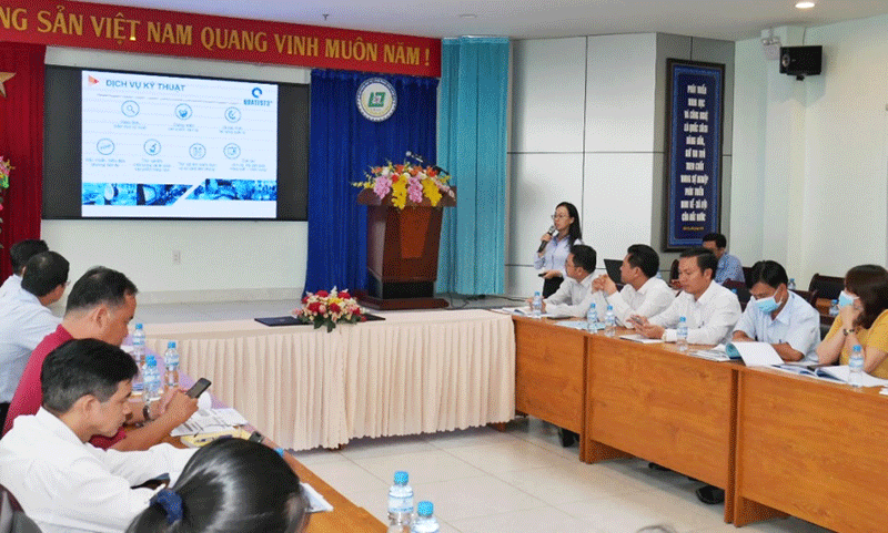 Bà Trần Thị Nguyệt (đứng) báo cáo