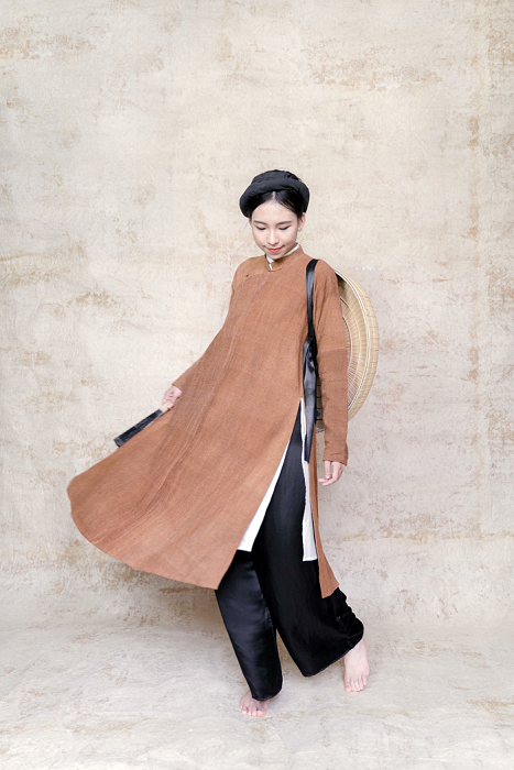 Áo ngũ thân vải sợi bông dệt thủ công và nhuộm bằng củ nâu của Đông Phong. Ảnh: NVCC