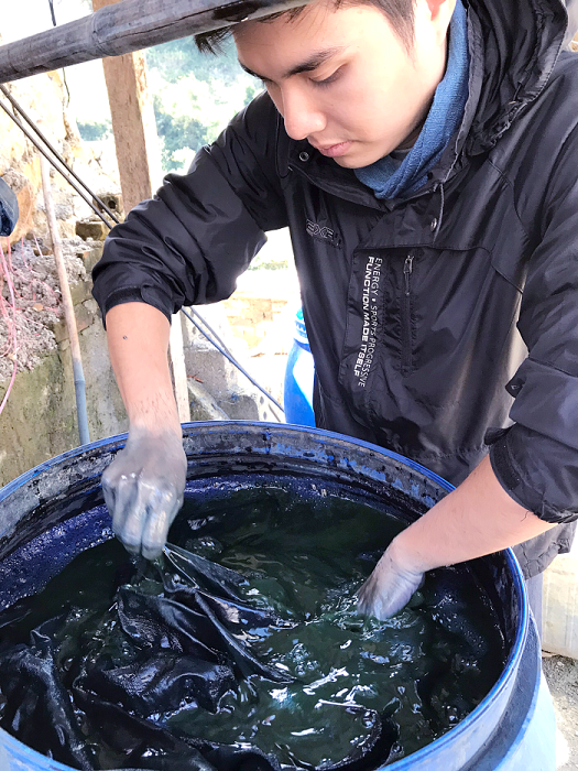 Nguyễn Đức Huy trong một chuyến đi lên núi tìm tòi về phương pháp nhuộm chàm. Ảnh: NVCC