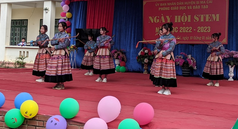 Ngày hội STEM năm học 2022-2023 của huyện Si Ma Cai diễn ra trong cả ngày 10/1/2023 tại Trường THCS thị trấn Si Ma Cai với sự tham gia của tất cả 41 trường Mầm non, Tiểu học, THCS. Trong ảnh: Tiết mục múa Sênh tiền của các em học sinh người Mông trong lễ khai mạc Ngày hội.