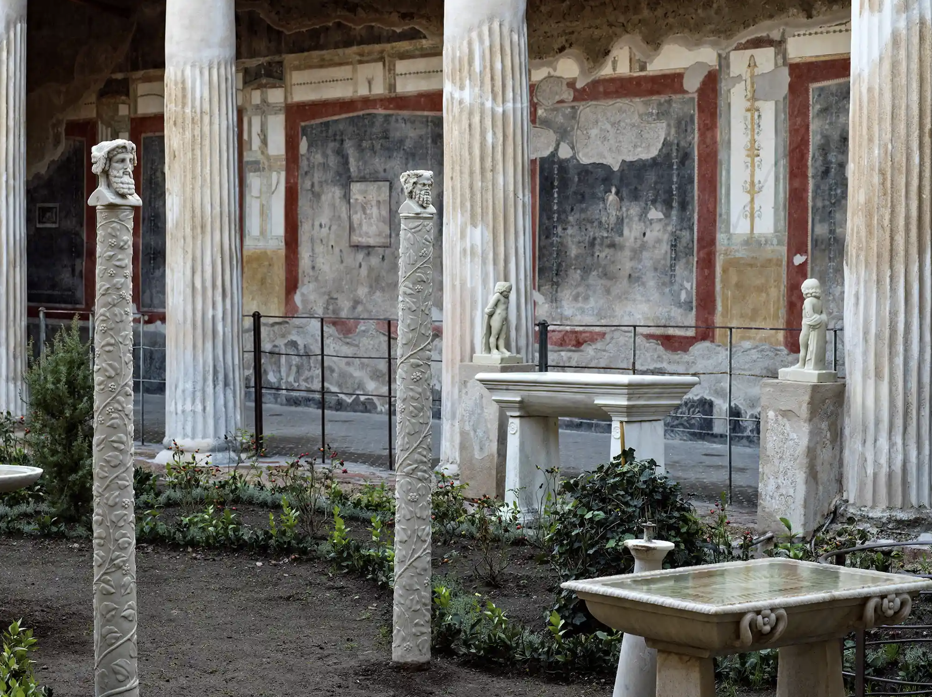 Việc ra mắt ngôi nhà đã được khôi phục sau nhiều năm bị bỏ quên, lũ lụt và cướp bóc của những tên trộm để tìm kiếm đồ tạo tác để bán Ảnh: Parco Archeologico Pompei/Reuters