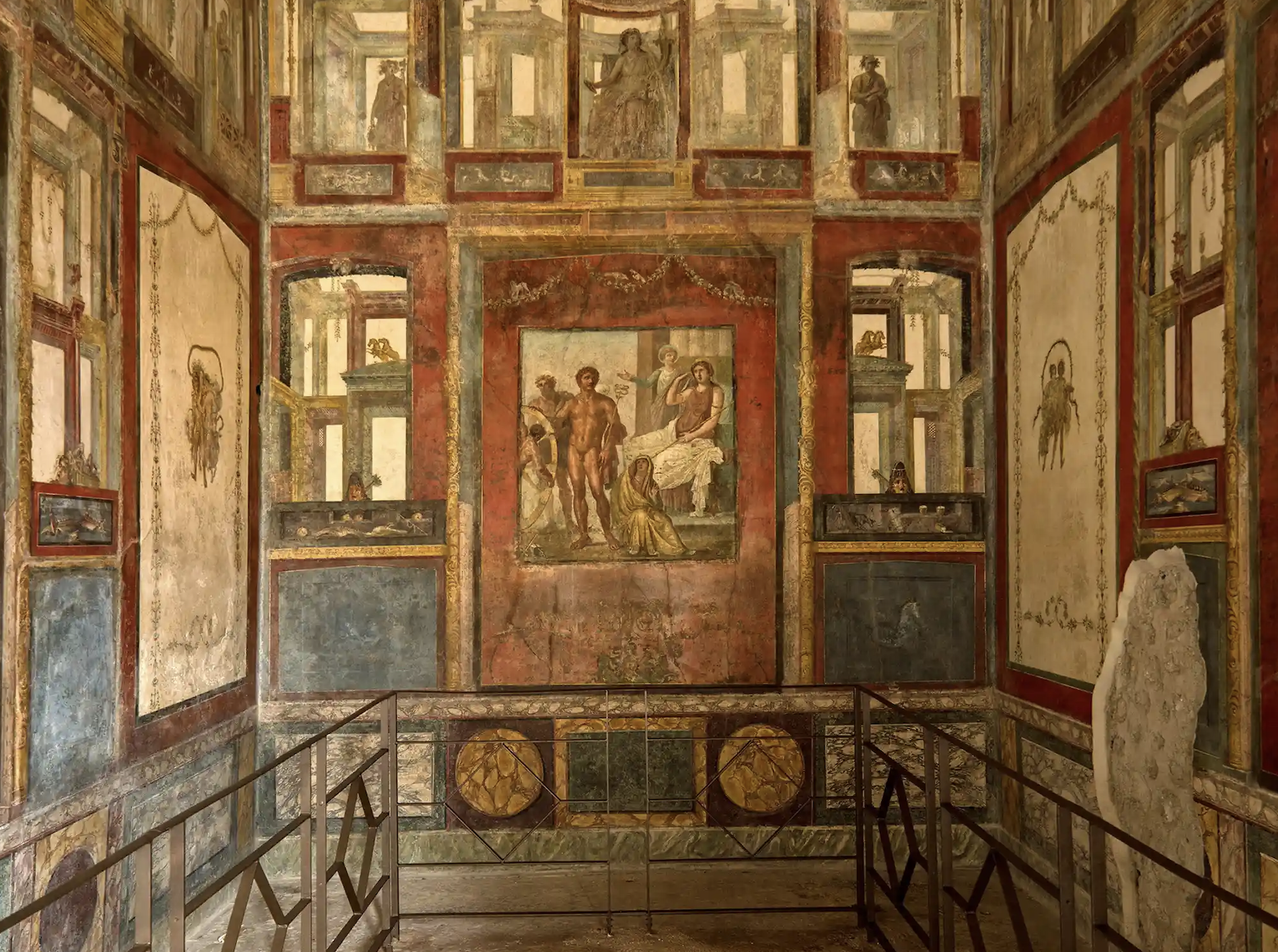 Arianna Spinosa, kiến ​​trúc sư giám đốc công việc trùng tu của Pompeii, gọi ngôi nhà đã được trùng tu là 'một trong những ngôi nhà mang tính biểu tượng của Pompeii'. Dinh thự 'đại diện cho sự xuất sắc của domus của người Pompeiian, không chỉ vì những bức bích họa có tầm quan trọng đặc biệt, mà còn vì cách bài trí và kiến ​​trúc của nó'
