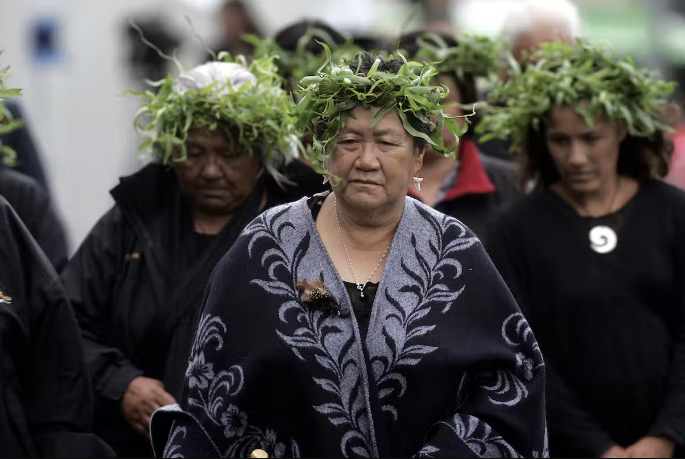 Trong suốt tangihanga, những người đưa tang mặc đồ đen và đội vòng hoa trên đầu bằng lá kawakawa. Alamy