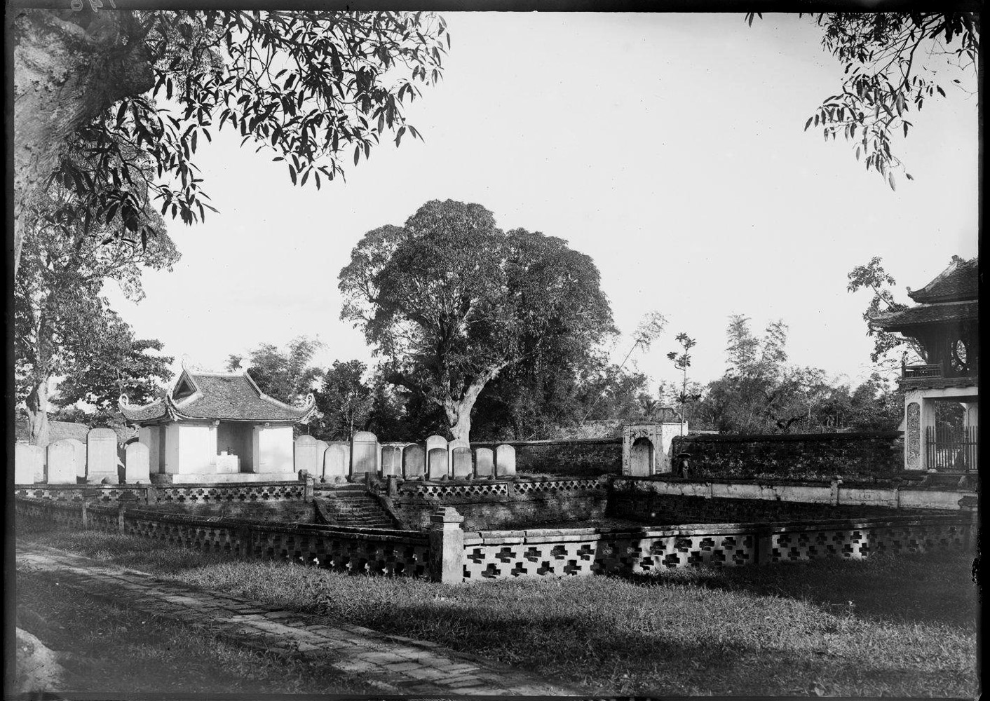 Toàn cảnh giếng Thiên Quang Tỉnh, Khuê Văc Các nằm bên phải, 1896. Ảnh: Firmin André Salles.
