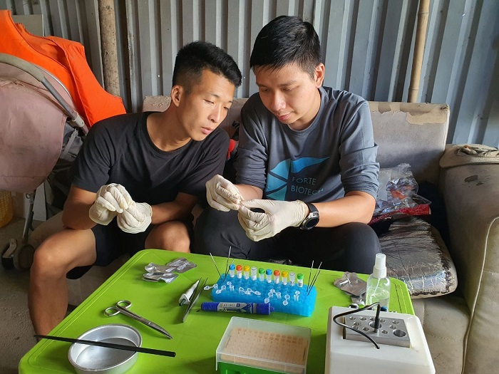 Nguyễn Đặng Quang Minh (phải) hướng dẫn một chủ trang trại thao tác trên bộ xét nghiệm RAPID. Ảnh: Forte Biotech