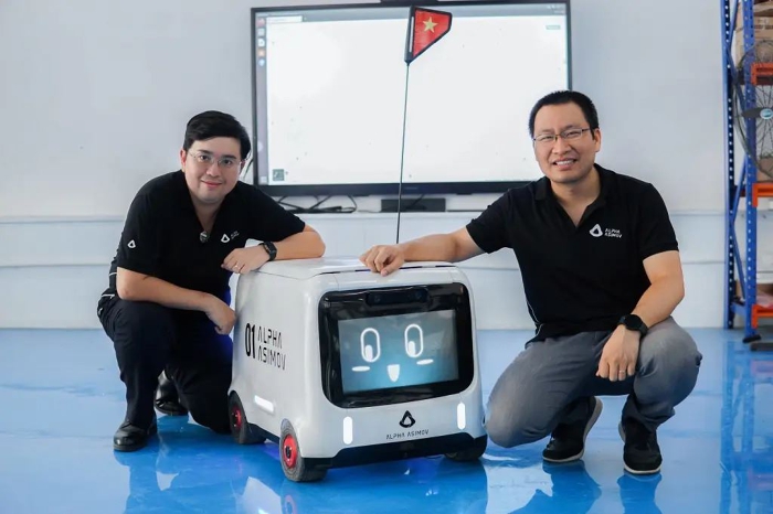 Ông Nguyễn Tuấn Anh (bên trái), cựu Giám đốc Grab Việt Nam, cựu Giám đốc VinID và Lê Anh Sơn, Giám đốc Công ty CP PhenikaaX - một trong những đơn vị đầu tiên chế tạo xe tự hành cấp độ 4 ở Việt Nam, đã cùng nhau sáng lập nên Alpha Asimov Robotics. Ảnh: Tech in Asia.