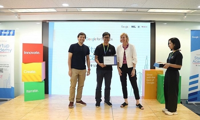 CEO Trương Minh Đạt (giữa) trong chương trình ươm tạo Google for Startup. Ảnh: BenKon