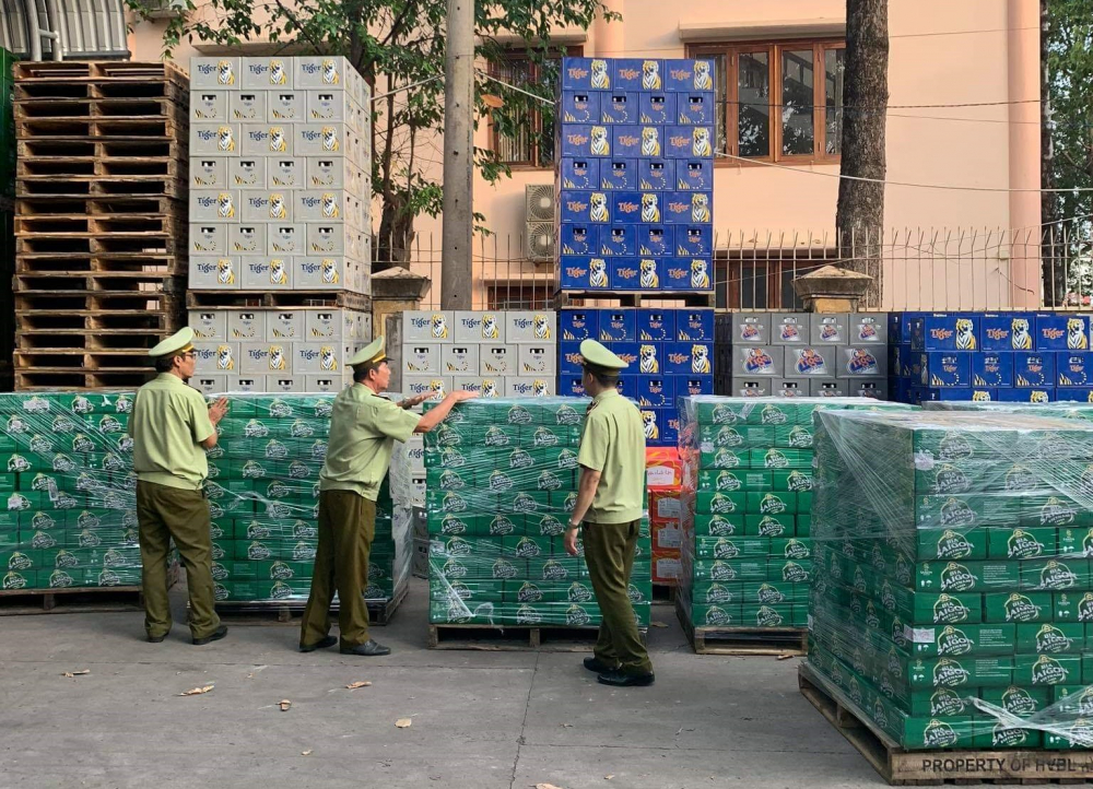 Cơ quan quản lý thị trường bắt giữ các thùng bia xâm phạm nhãn hiệu bia Sài Gòn Sabeco. Nguồn: sohuutritue.net.vn