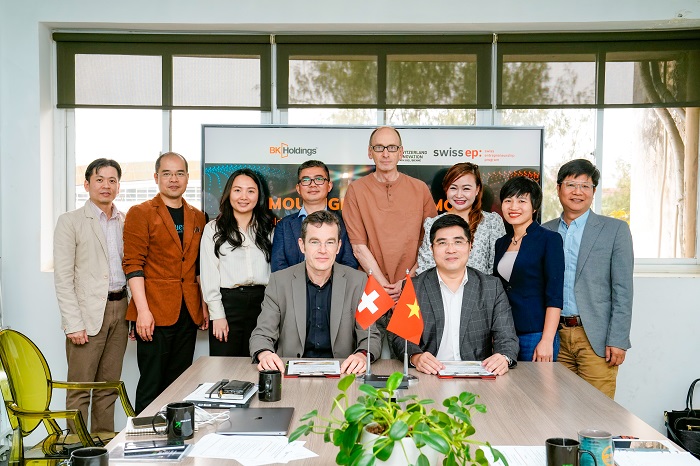 TS. Thomas Gfeller (giám đốc Innovation Park Biel) và TS. Nguyễn Trung Dũng (giám đốc BK Holdings) ký kết ghi nhớ hợp tác. Ảnh: BTC