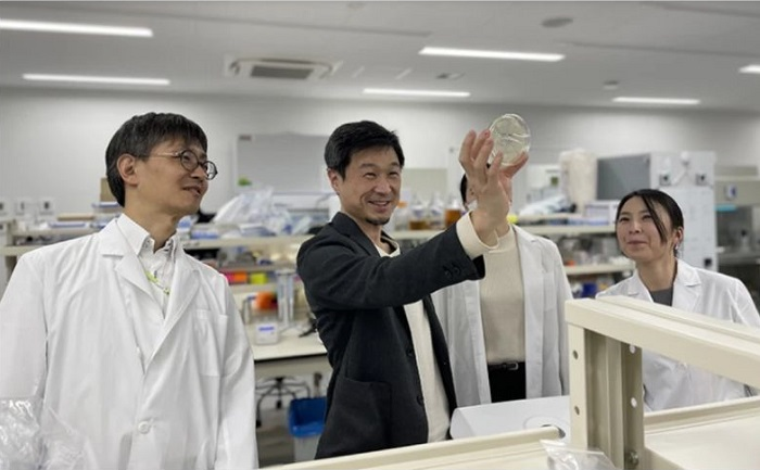 Từ trái sang phải Ryo Ueta, Keiji Nishida, Kaho Kuramoto và Yumiko Nambu tìm hiểu các nhóm vi sinh vật được chỉnh sửa hệ gene tại Bio Palette ở Kobe. Nguồn: Kiyokazu Iwata