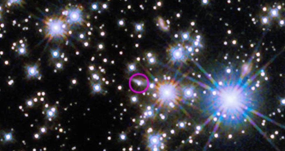 Máy ảnh Trường rộng 3 của Kính viễn vọng Không gian Hubble cho thấy dư quang hồng ngoại (khoanh tròn) của GRB 221009A và thiên hà chủ của nó.