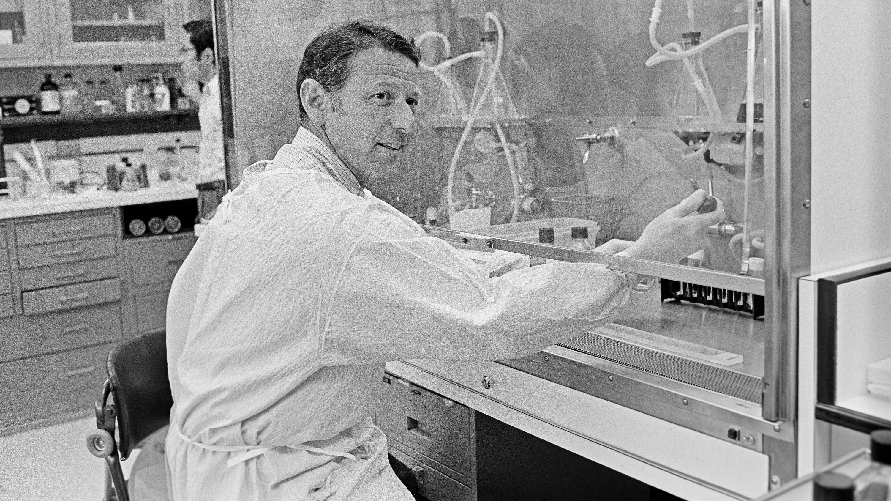 Năm 1971, ông giám sát quá trình đưa DNA nhân tạo từ một loại virus này sang một loại virus khác. Ảnh chụp Paul Berg vào năm 1975. Ảnh: Jose Mercado/Stanford News Service