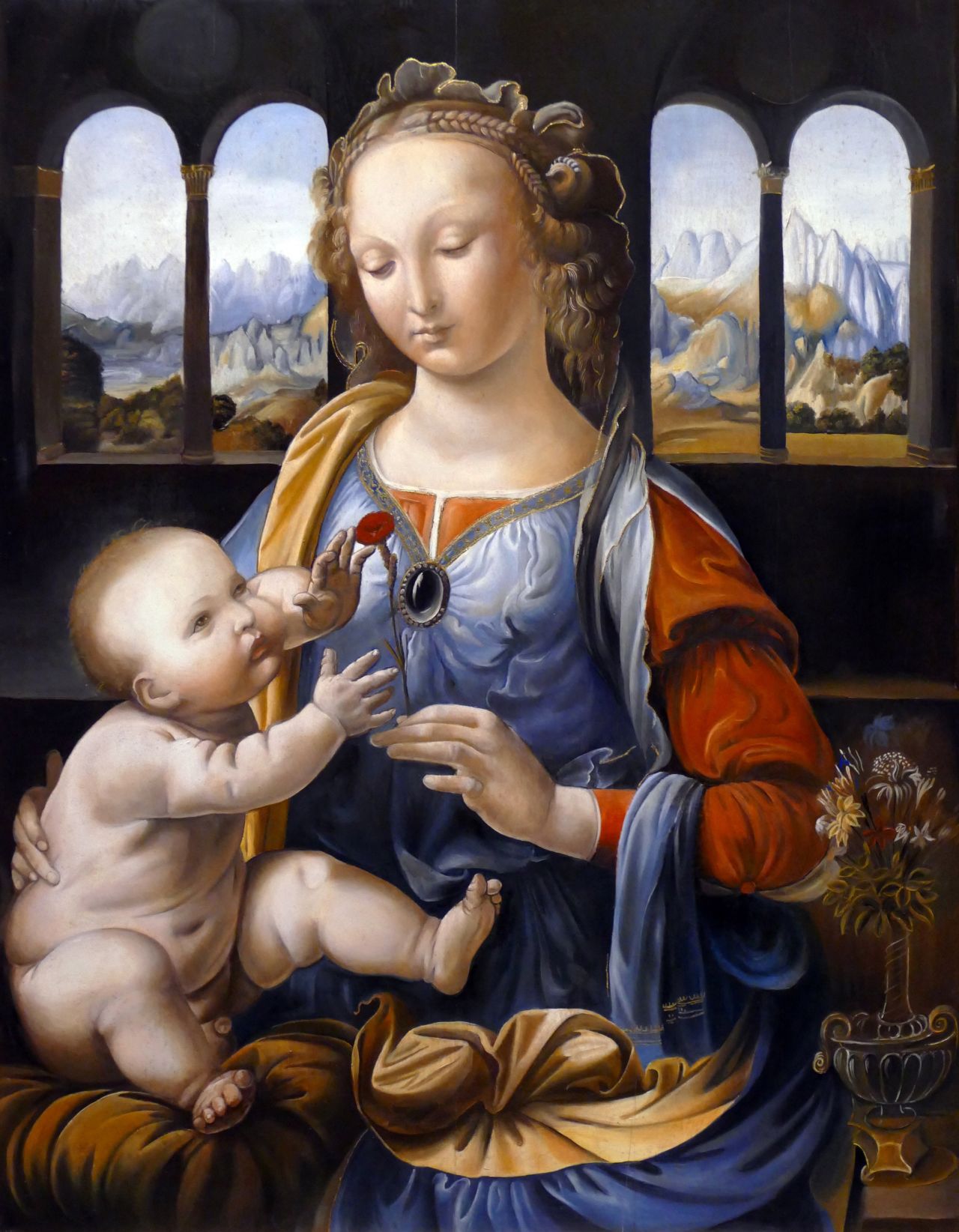 Bức "Đức mẹ hoa cẩm chướng" được trưng bày tại Alte Pinakothek ở Munich, Đức, là một trong những bức tranh đầu tiên của Leonardo da Vinci. Nếp nhăn của lớp sơn dầu hiện rõ trên khuôn mặt.