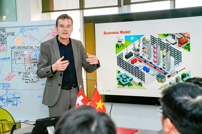 TS. Thomas Gfeller, giám đốc Innovation Park Biel, trình bày về mô hình đề xuất hợp tác giữa hai bên. Ảnh:  BK Holdings