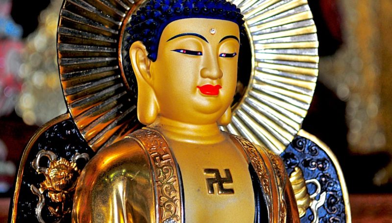 Chữ vạn thường được vẽ trên ngực của các bức tượng Phật. Ảnh: Davidlohr Bueso