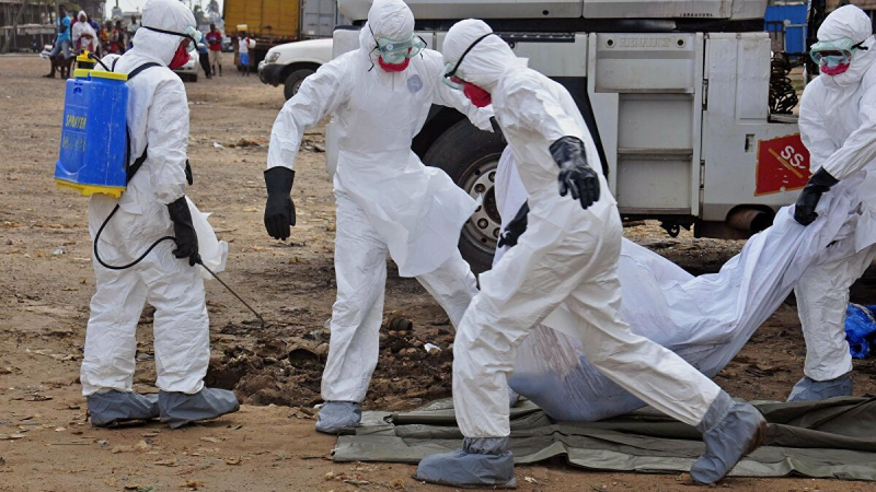  Nhân viên y tế phun khử khuẩn tại nơi có người nhiễm Ebola ở châu Phi. Ảnh: AP