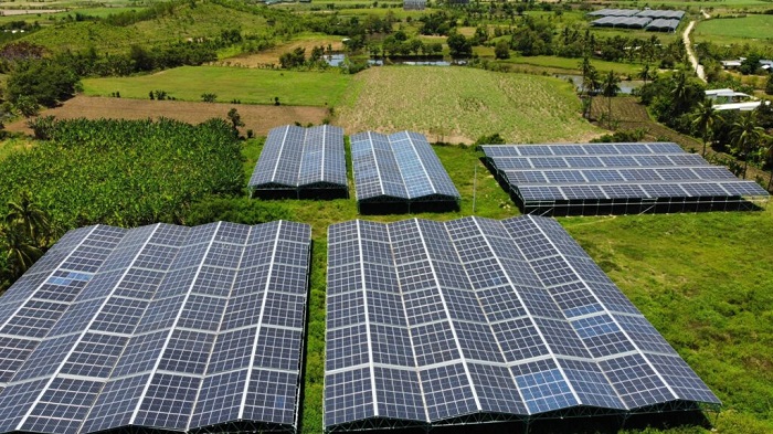 Các tấm pin mặt trời tại trang trại ở ập Lá, Ninh Thuận