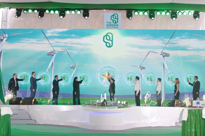 Các đại biểu thực hiện nghi thức chạm nút khởi công dự án nhà máy hydro xanh ở Trà Vinh ngày 30/3. Ảnh: TTXVN